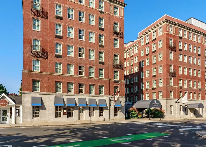 Pet Friendly hotel: Sheraton Commander Hotel